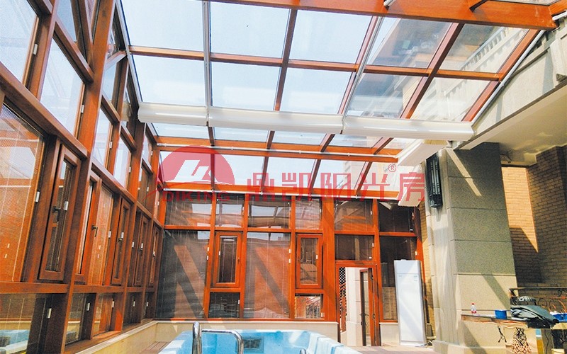 沒(méi)有比在陽(yáng)光房里建游泳池更好的了！四季都能用，夏天泡澡真舒服